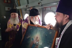 Молятся об избавлении от коронавируса: над Волгоградом пролетел кукурузник со священниками