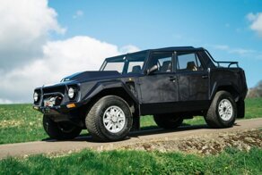 Полностью отреставрированный внедорожник Lamborghini LM002