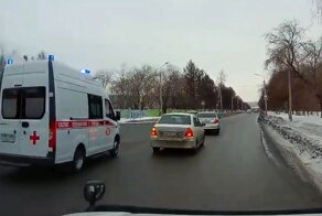 Момент ДТП с участием машины скорой помощи в Омске