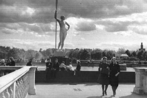 «Девушка с веслом» и пролетарий с булыжником