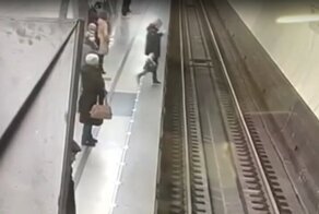 В московском метро женщина засмотрелась в телефон и упала на рельсы