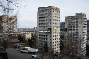 Уникальные советские панельные дома в Грузии. Зачем между ними построили мосты?