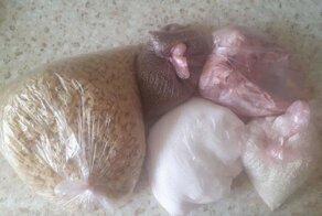 Жители России поделились фото продуктовых наборов для школьников и пенсионеров