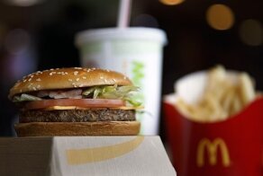 "Макдоналдс" собрался накормить клиентов растительным мясом