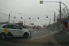 Отчаянная попытка таксиста повернуть направо