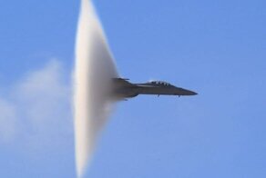 Почему при преодолении звукового барьера слышится хлопок?