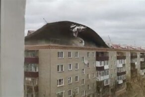 В Казахстане ураганный ветер сорвал крышу пятиэтажного жилого дома