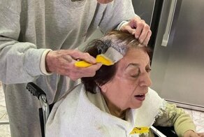 92-летний мужчина стал мастером по окрашиванию волос на время карантина