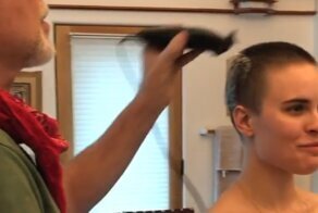 Брюс Уиллис на карантине побрил свою дочь налысо