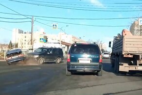 Авария дня. Повернул со второго ряда и устроил ДТП