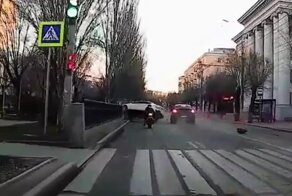 "Шкода" оказалась на крыше: гонки мотоцикла с "Мерседесом" в Волгограде