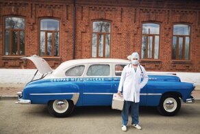 В Свердловской области коллекционер одолжил доктору раритетный санитарный автомобиль 1959 года