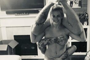 Звезда UFC голышом самоизолировалась вместе с мужем и радует подписчиков