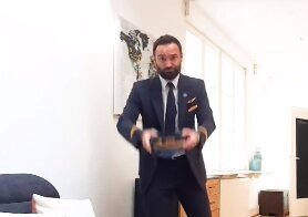 Сидящие на карантине члены летного экипажа показали, чем занимаются без работы