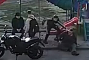 Подростки избили и ограбили мужчину на детской площадке
