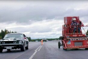 Самая странная гонка: классический Ford Mustang сразился с гоночным комбайном