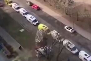 В Москве попал на видео затор из скорых перед больницей для инфицированных коронавирусом