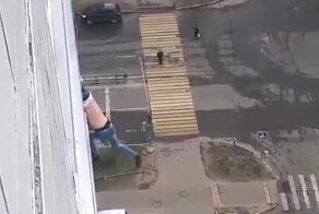 Москвич чуть не упал с 15-го этажа, пытаясь сделать селфи