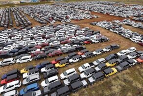 На Гавайях тысячи прокатных автомобилей поставили на одну парковку