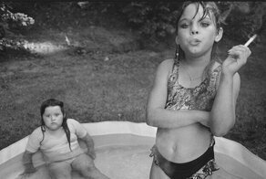 История скандального снимка из журнала Life 1990 года: как сложилась жизнь курящей девочки