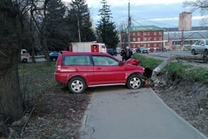 Авария дня. В Туле водитель снес бетонный столб и сбежал