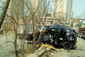 Женщине очень повезло: во Владивостоке автокран на спуске снёс легковой автомобиль
