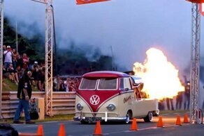 Старенький микроавтобус Volkswagen с реактивным двигателем Rolls-Royce
