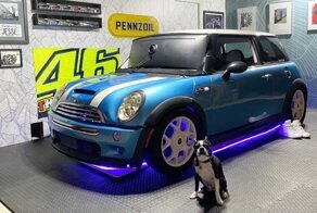 Парень превратил старенький MINI Cooper в крутой гоночный симулятор