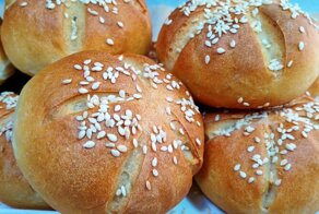 Пышные булочки с кунжутом