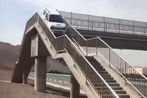 Автомобилист из Китая попытался использовать надземный пешеходный переход, чтобы совершить разворот