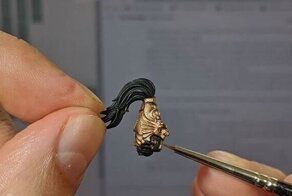 Актер Генри Кавилл расписывает миниатюры Warhammer на карантине