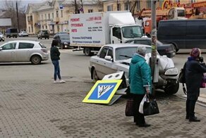 Мастерски увернулся! В Нижнем Тагиле «Волга» врезалась светофор