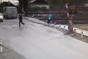 Пенсионер выскочил прямо под колеса машины, решив сократить путь