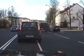 Неудачный разворот: ДТП на улице Невского в Калининграде  