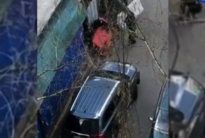 Московский полицейский отправил в нокаут закованного в наручники нарушителя самоизоляции