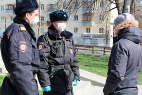 Полицейский напомнил россиянину о дистанции при помощи пистолета