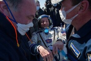 Вернувшихся на Землю космонавтов встретили врачи в масках