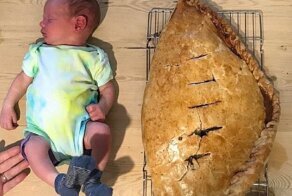 Счастливый папа испек новорожденному сыну пирожок по размеру