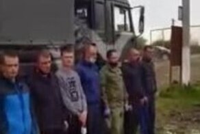 В Чечне остановили русских военных, купивших водку, и заставили вылить спиртное на землю