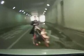 Автомобилист чуть не сбил мать с коляской, решившую пройти по автомобильному тоннелю