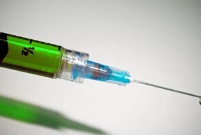Китай успешно испытал вакцину от COVID-19 на животных