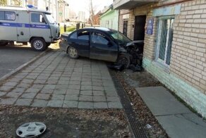 В Кемеровской области женщина без прав врезалась в отделение полиции