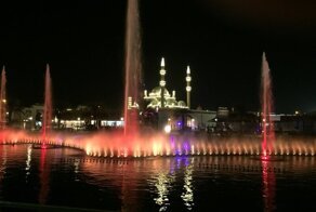 Красочные освещенные озеро музыкальный фонтан проекта в Дубае