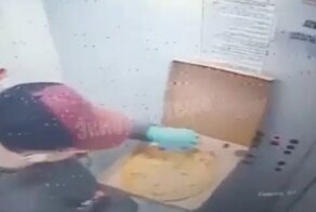 Спалился: камера в лифте зафиксировала дегустацию курьером пиццы клиента