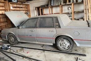 Редкий Chevy Celebrity Eurosport VR модель 1988 года, который припарковали в гараже 28 лет назад