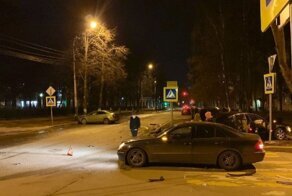 Авария дня. В Ярославле на перекрестке столкнулись две легковушки