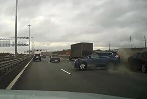 Универсал влетел в стоящий кроссовер на Питерской КАД