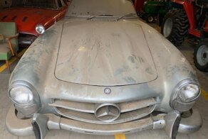 Простоял в гараже больше 40 лет: пыльный Mercedes-Benz 300 SL выставили на продажу