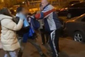 Мужчина пырнул ножом вступившегося за девушку соседа