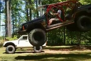 Летающий Джип: внедорожный Jeep Cherokee превратили в качели